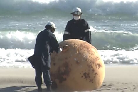 Revelan qué era la misteriosa bola de metal que apareció en una playa de Japón