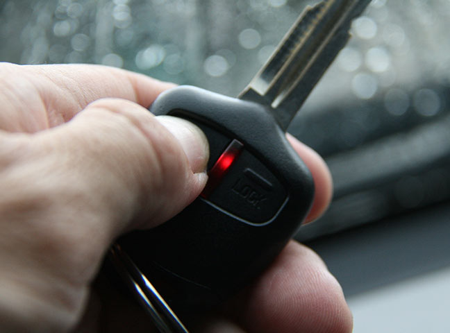 Cómo funcionan los inhibidores de alarmas que evitan el cierre de puertas en los autos