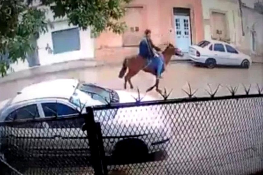Tendencia: ladrones pistoleros a caballo.
