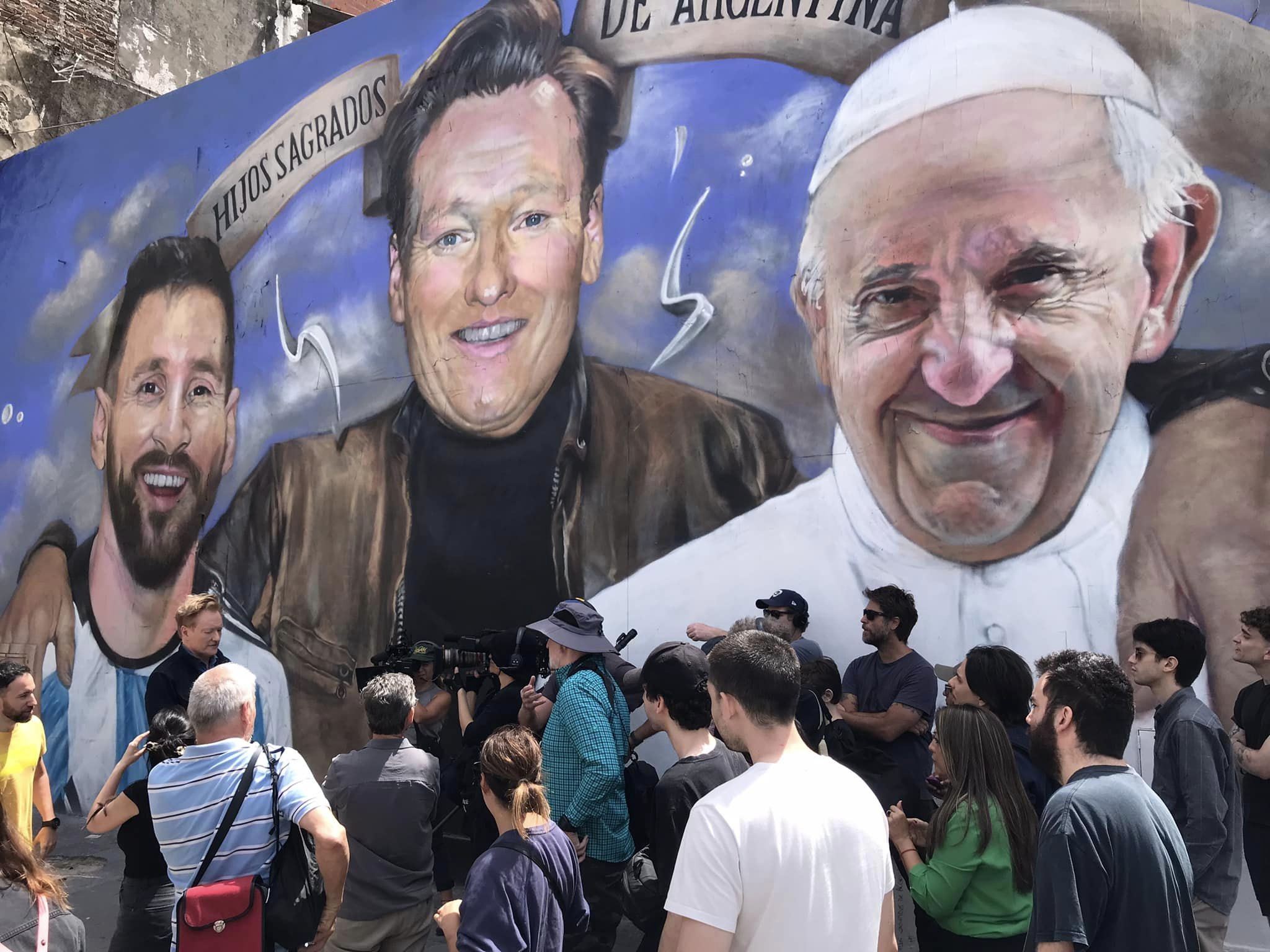 “¿Quién es el del medio?”: el autor del mural de Lionel Messi y el Papa cuenta el detrás de escena de la incógnita que se hizo viral