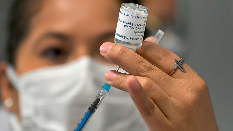 AstraZeneca admitió que su vacuna puede causar “efectos secundarios”