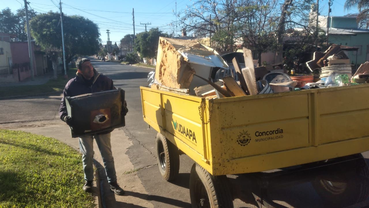 DENGUE: LA MUNICIPALIDAD REALIZA BLOQUEOS Y DESCACHARRADOS