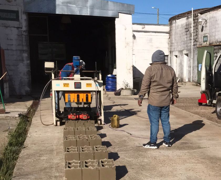 PRODUCCIÓN DE BALDOSAS, BLOQUES Y BANCOS EN EL POLO PRODUCTIVO MUNICIPAL