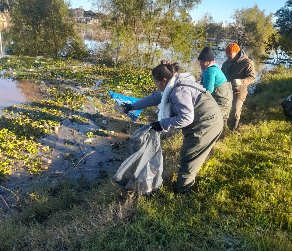 TRAS LA BAJANTE DEL RÍO URUGUAY, LA MUNICIPALIDAD REALIZA RECONEXIONES DE MEDIDORES