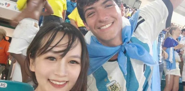 Una joven china recorre las canchas del país buscando a un hincha argentino que conoció en la Copa América