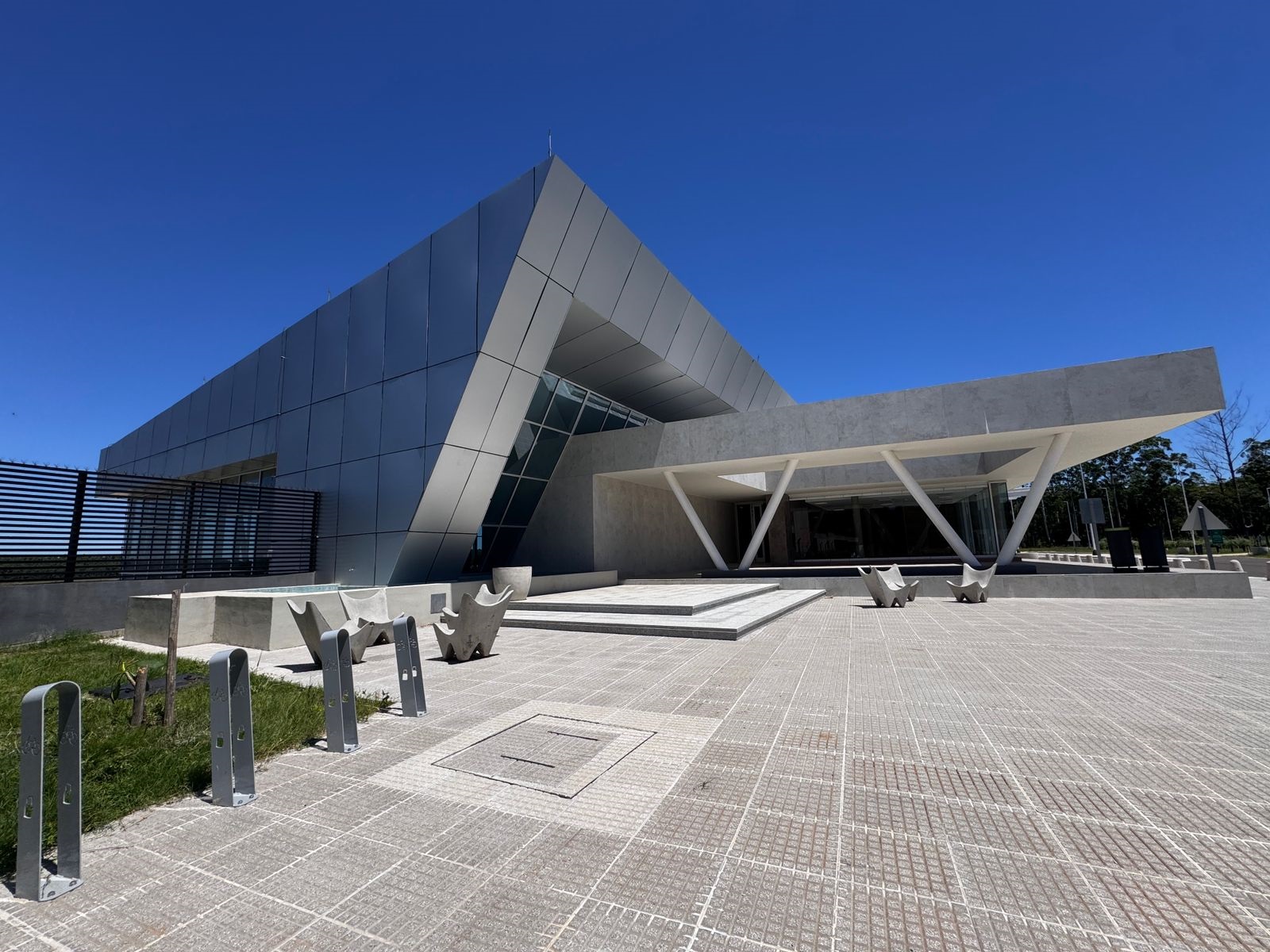 CONVOCATORIA A INTERESADOS CONTRATACIÓN DEL SERVICIO DE LIMPIEZA Y MANTENIMIENTO DE ESPACIOS VERDES, LADO AIRE, DEL AEROPUERTO “J.J. PIERRESTEGUI”