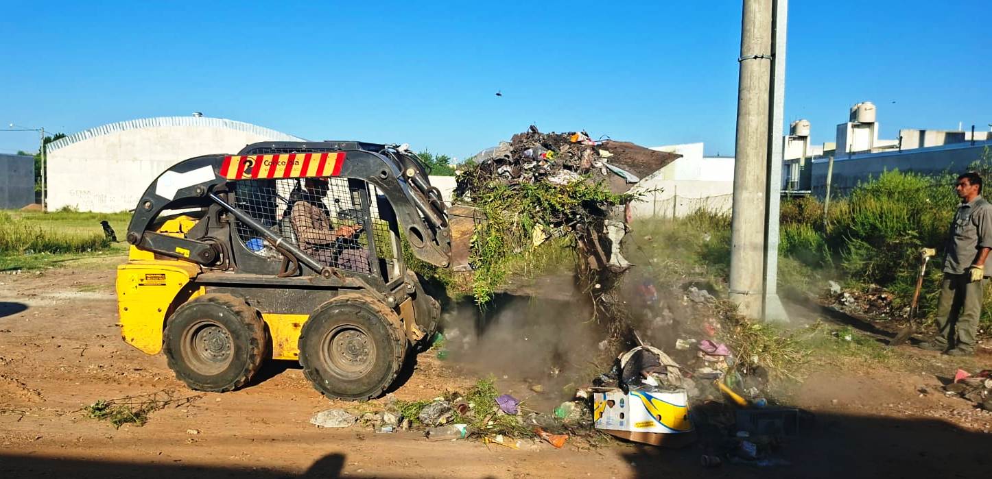 LA MUNICIPALIDAD REFUERZA LOS TRABAJOS DE LIMPIEZA EN DISTINTOS SECTORES DE LA CIUDAD