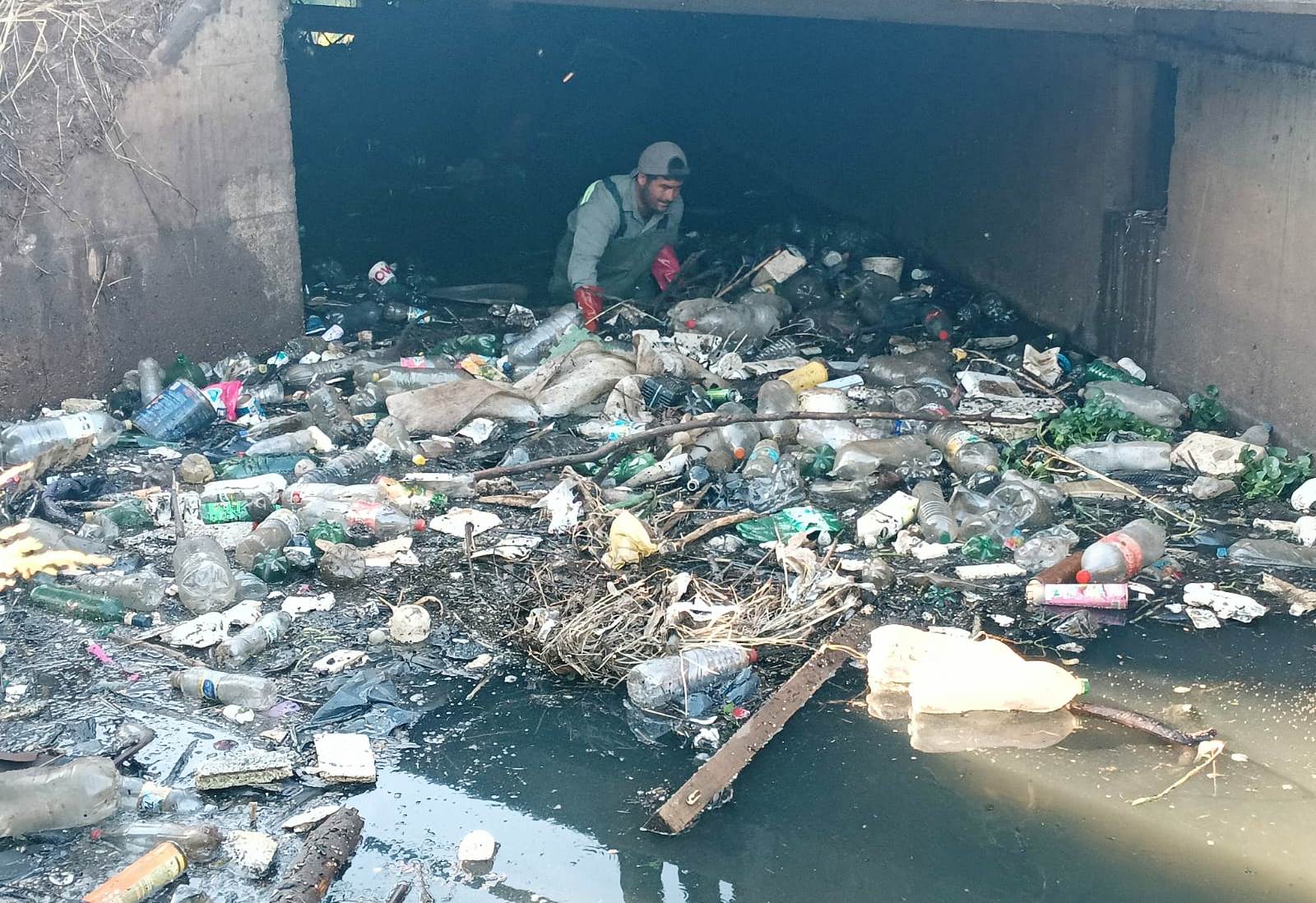 LA MUNICIPALIDAD REALIZA TAREAS DE LIMPIEZA Y SANEAMIENTO DE DESAGÜES PLUVIALES